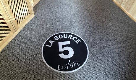 Insertion de logo dans moquette Flotex, sol personnalisé, chalet de ski, les Arcs, Battendier Jacky et fils